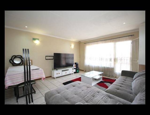 2 BEDROOM TOWNHOUSE FOR SALE IN FERNDALE